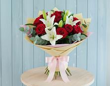 Букет Элегантная гармония в Назарово Букет цветов из:  Лилии и Розы в Назарово