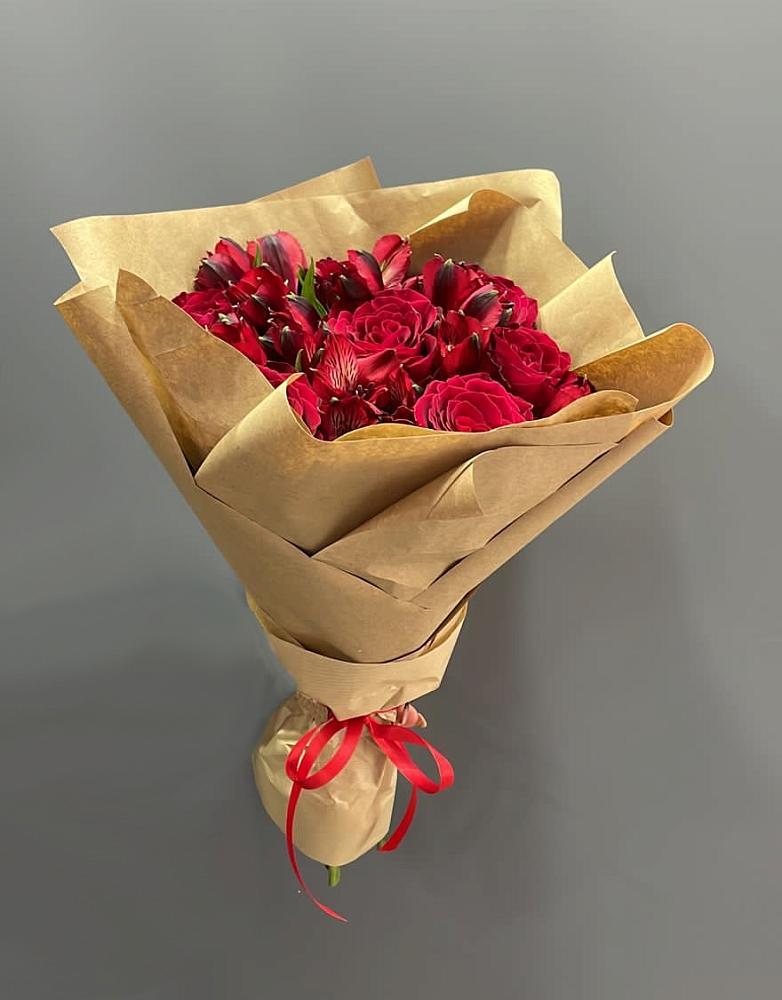 Букет прекрасной женщине в Назарово Букет цветов из: Альстромерии и Розы в Назарово