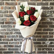 Букет красно-белые розы в Назарово Букет цветов из:  Розы в Назарово