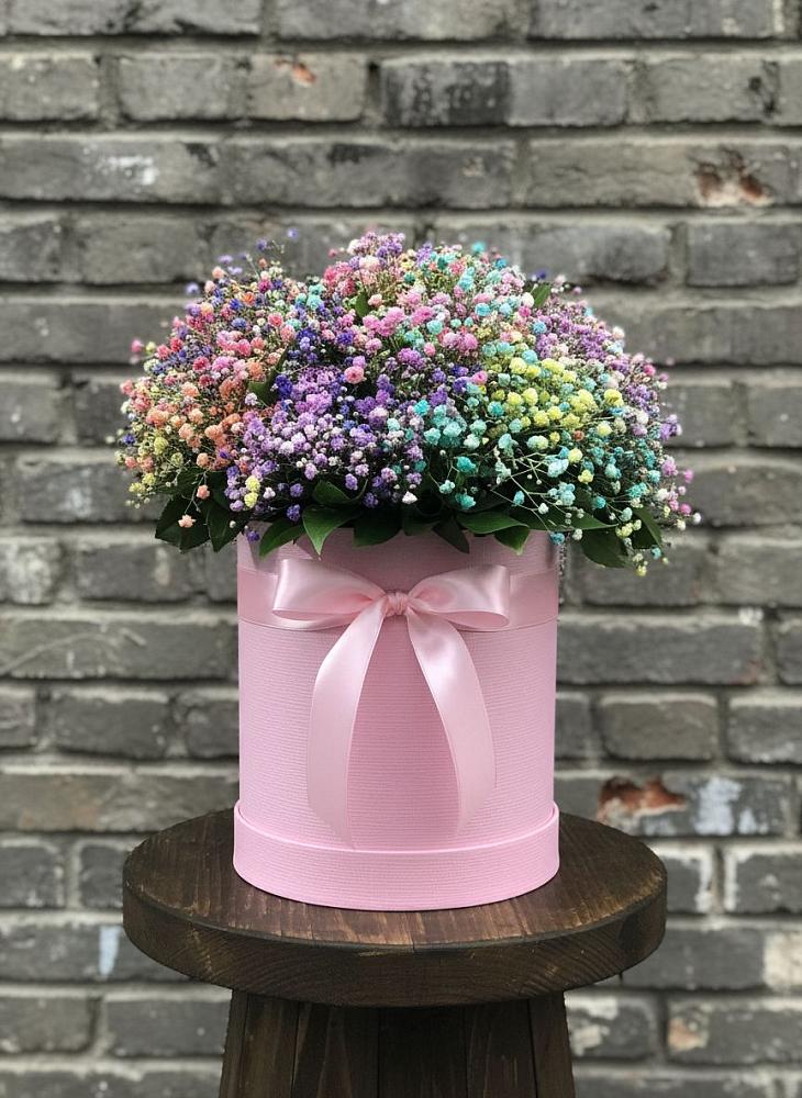 Композиция Яркие эмоции в Назарово Цветочная композиция из Гипсофила и Розы в шляпной коробке в Назарово