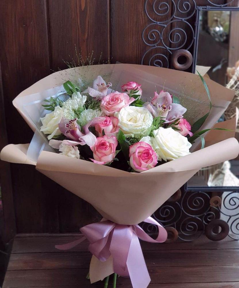 Букет цветов из: Гвоздики, Орхидеи, Розы и Хризантемы в Назарово