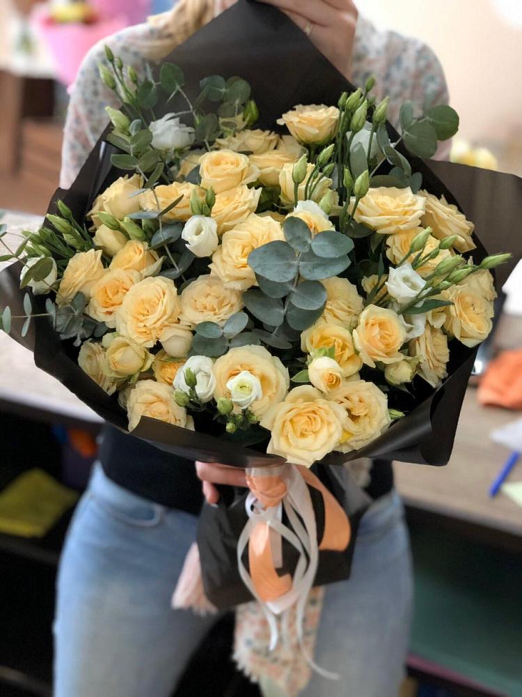 Букет птица счастья в Назарово Букет цветов из: Розы и Лизиантусы в Назарово