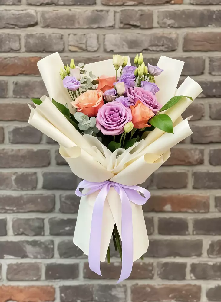 Букет цветочные ноты в Назарово Букет цветов из: Лизиантусы и Розы в Назарово