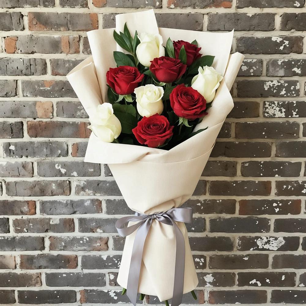 Букет красно-белые розы в Назарово Букет цветов из: Розы в Назарово
