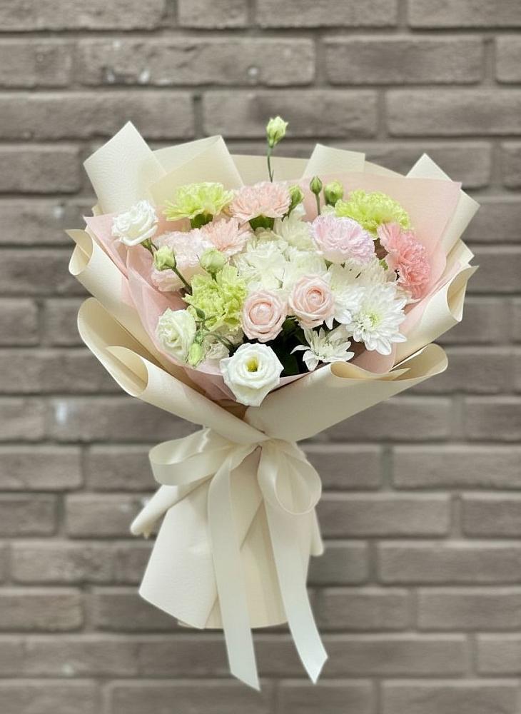 Букет Трепет мечты в Назарово Букет цветов из: Гвоздики, Розы, Лизиантусы и Хризантемы в Назарово