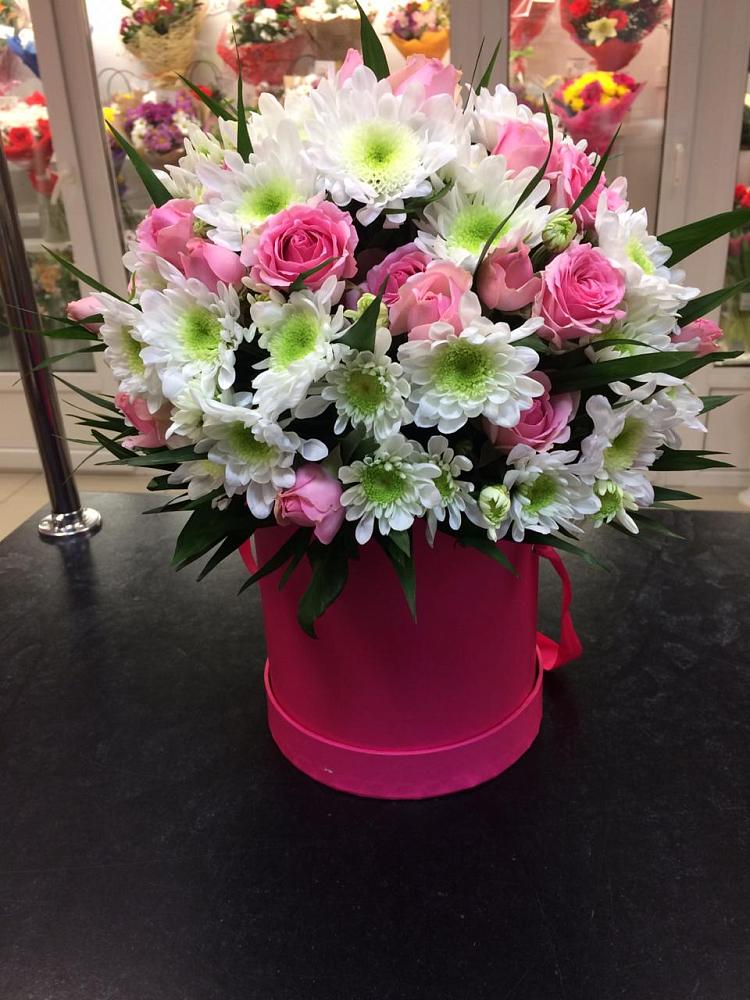 Цветочная композиция из Розы и Хризантемы в шляпной коробке в Назарово