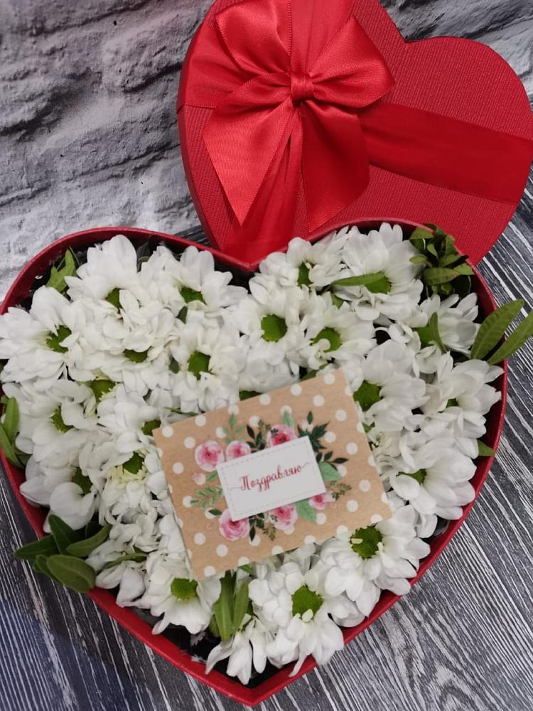 Композиция сплетение судьбы в Назарово Цветочная композиция из Хризантемы в виде сердца в Назарово