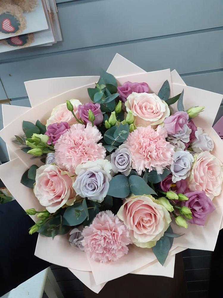 Букет обаятельный в Назарово Букет цветов из: Розы, Гвоздики и Лизиантусы в Назарово