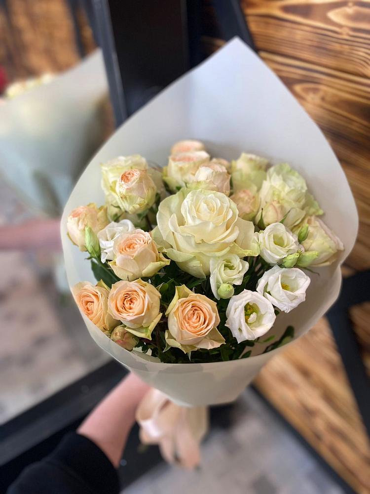 Букет цветов из: Розы и Лизиантусы в Назарово